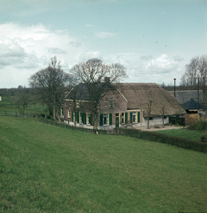824501 Afbeelding van een boerderij in de omgeving van Vianen.